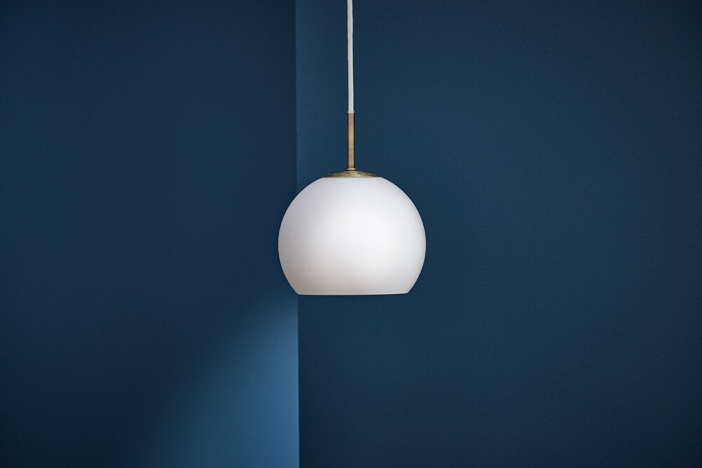 Ball Glass Pendellampe, Opal White - Ø18 cm.